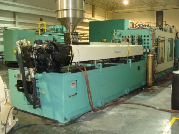 375 LP - Structural Plastics Injection Machine - Image 3
